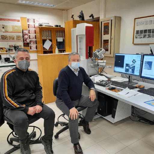 Researchers at work at the LNEC laboratory in Lisbon. There're using HS IPERION Fixlab TG-DTA and SEM-EDS.