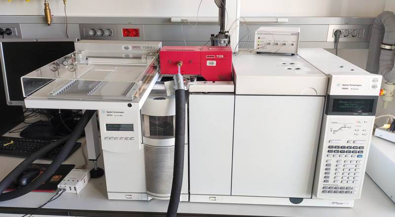 Gas chromatograph coupled with mass spectrometer and equipped with pyrolysis module (PY-GC-MS)